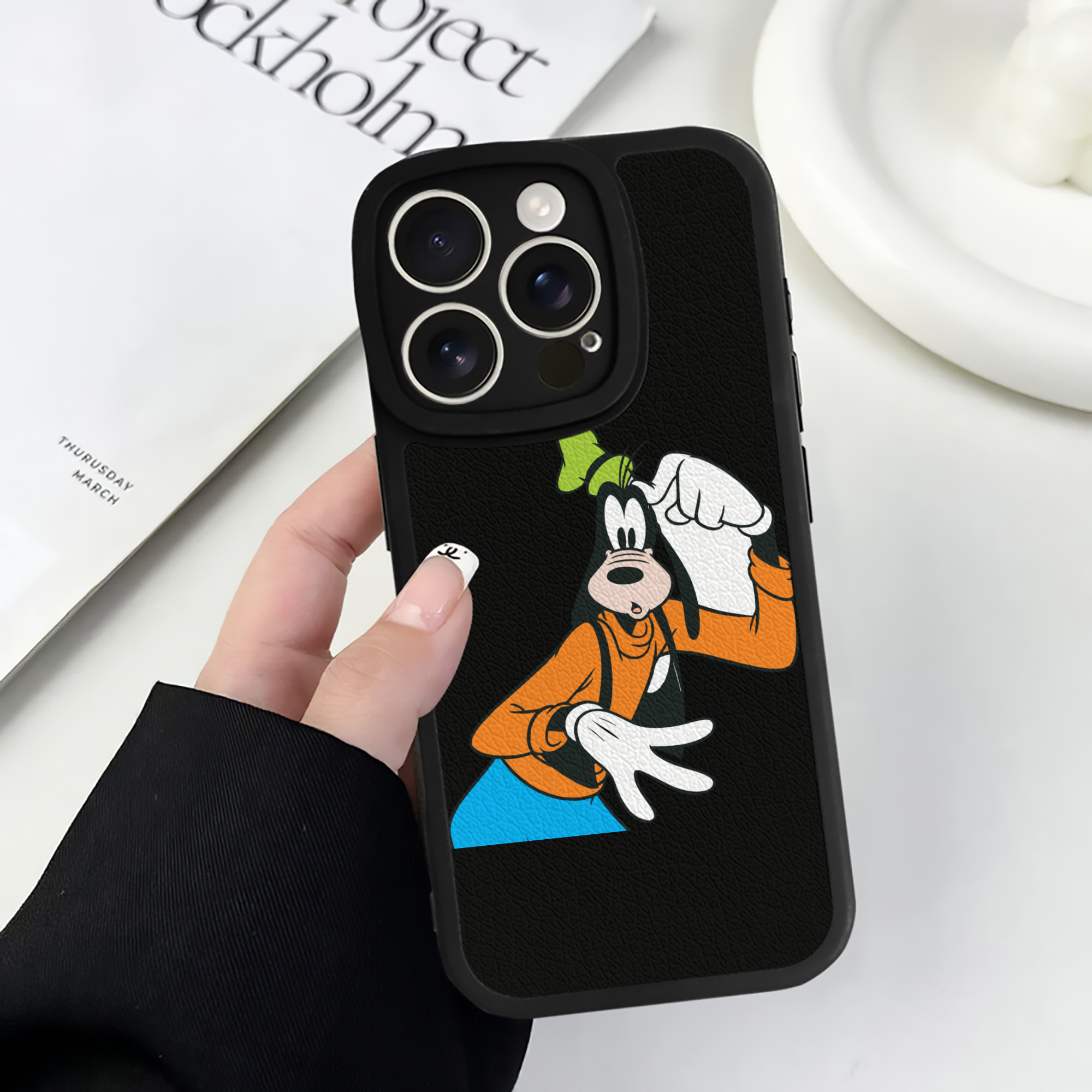 （画像用） ミッキーマウス Mickey Mouse 【iPhone 16シリーズ対応】シリコンスマホケース（レザー調） 材質：シリコン